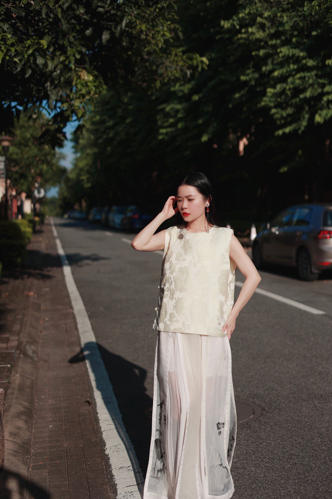 White dark pattern Chinese vest