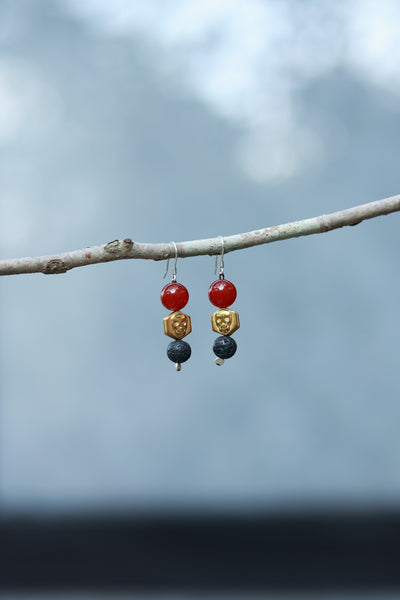 Gold Stone Reflecting Color Earrings